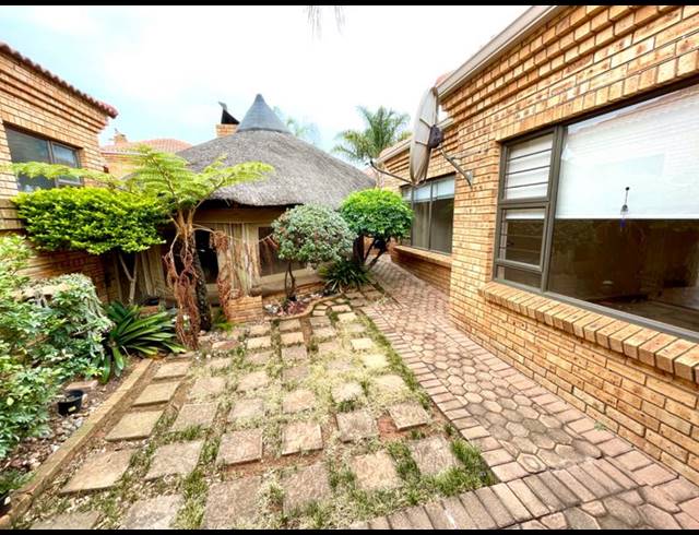 3 BEDROOM TOWNHOUSE FOR SALE IN CHANCLIFF RIDGE